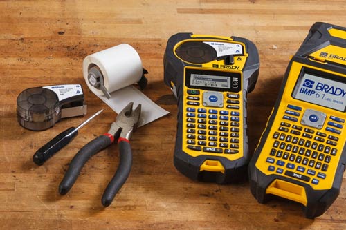 Két standard címkekazetta egy M210 és egy M610 címkenyomtató mellett.