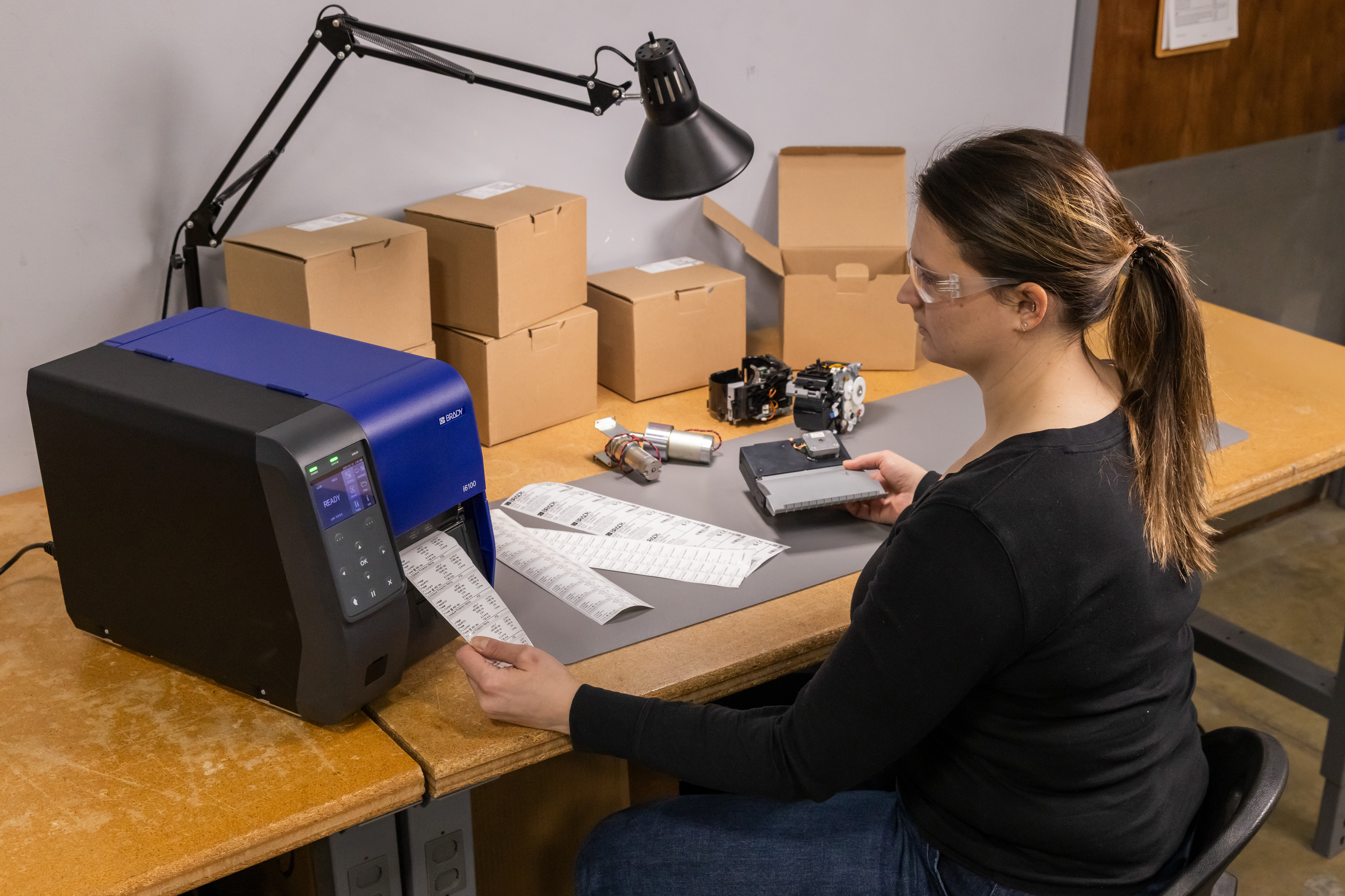 Nyomtató címkékkel az asztalon