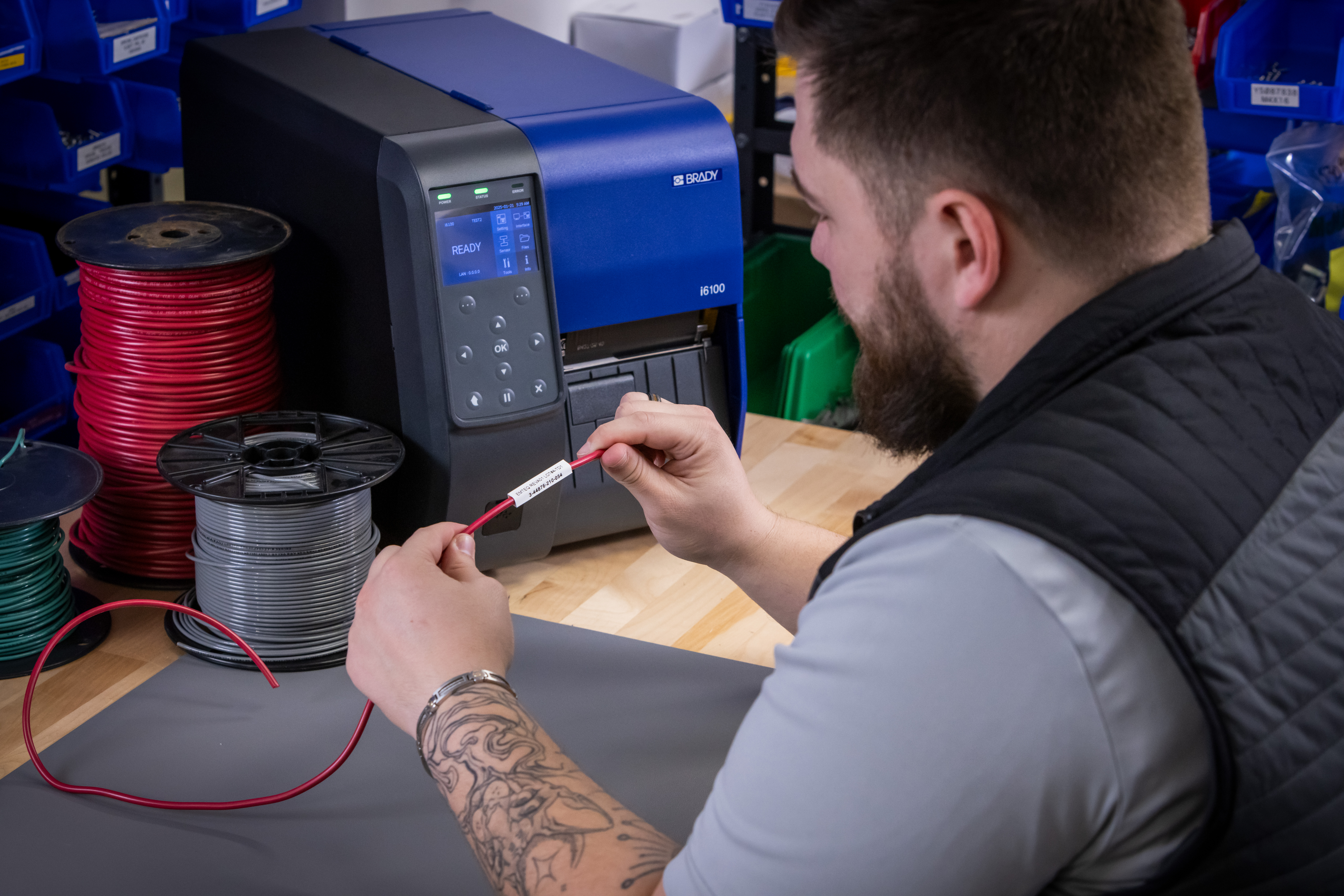 Nyomtató az asztalon vezetékkel.