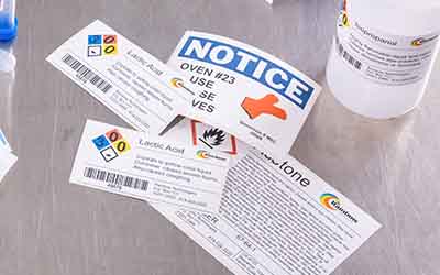 Különféle színes laborcímkék.