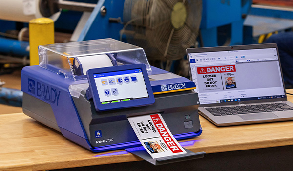 J7300 nyomtató egy asztalon egy gyártóüzemben.