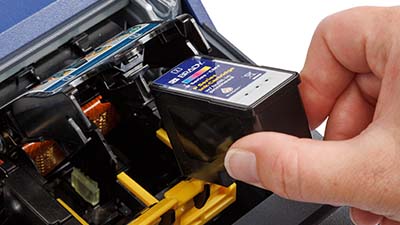 Festékkazettát behelyező személy.