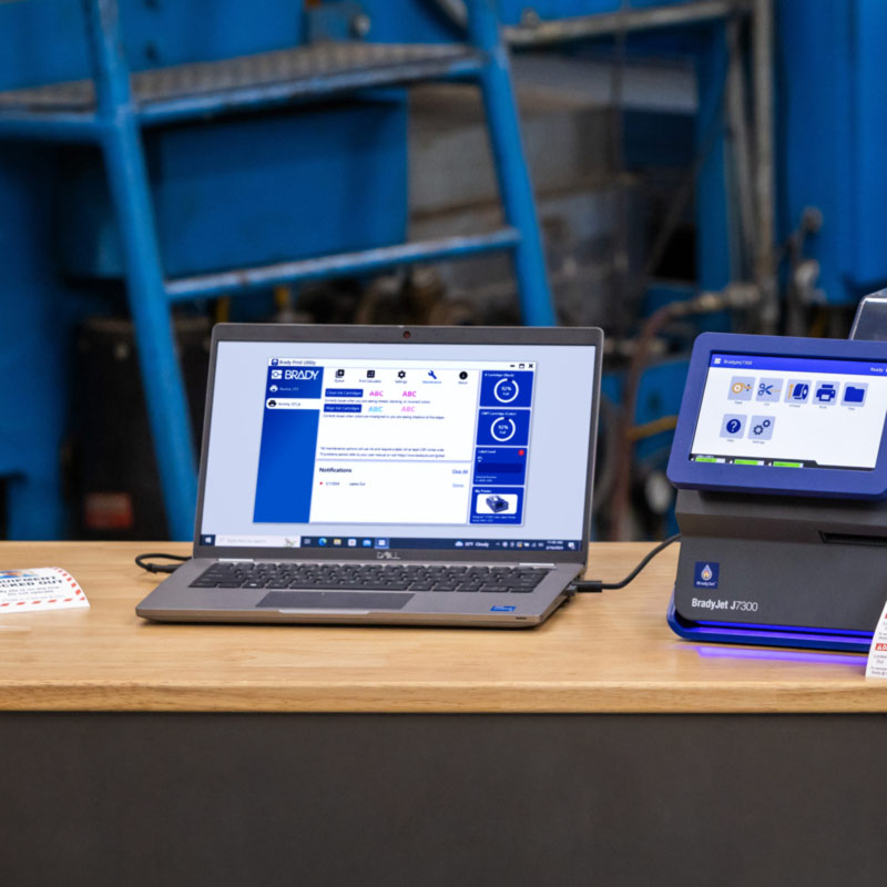 A J7300-hoz csatlakoztatott laptop a Brady Workstation képernyőjével.