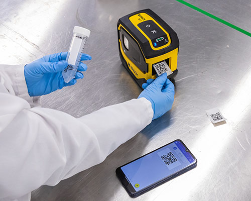 Az M511 nyomtatóval kinyomtatott QR-kódos fiolacímke.