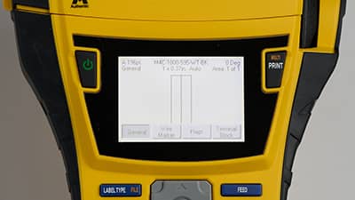 Akkumulátor behelyezése az M710 nyomtató aljába.