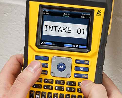 Egy személy mindkét hüvelykujjával gépel az M610-es billentyűzeten.