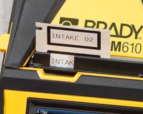 Frissen nyomtatott címkék jönnek ki az M610-ből. 