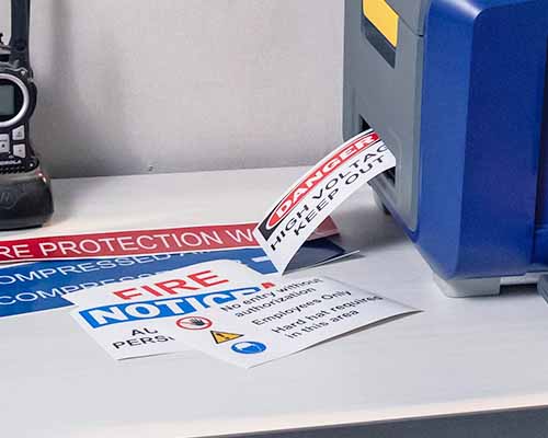 Az S3700 különböző többszínű címkék nyomtatásakor.