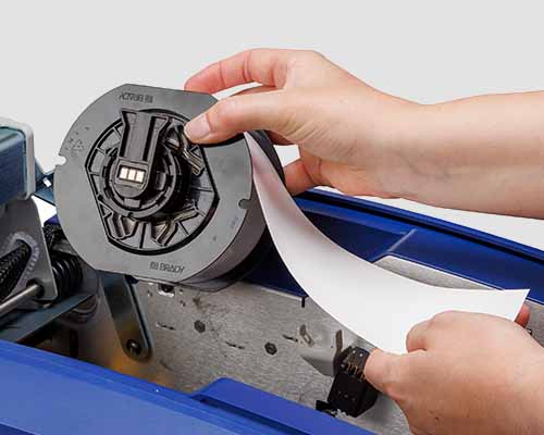 Címkehordozó cseréje egy S3700-as gépen.