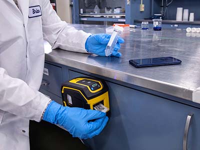 Az M211 címkenyomtató kényelmesen csatlakoztatható a laboratóriumi munkaállomásokhoz.