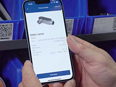 Egy személy, aki saját mobilalkalmazását használja címkék nyomtatására.