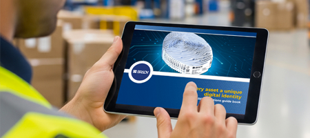 Az útmutatót táblagépen megtekintő munkás.